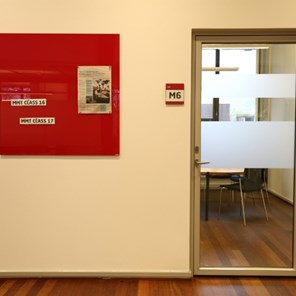 Døre til kontorer udført i Skandi-Bo system.