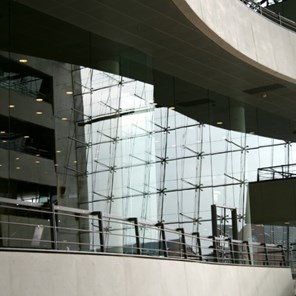 Det Kgl bibliotek København. Store glasvægge der hænger ned fra loftet.